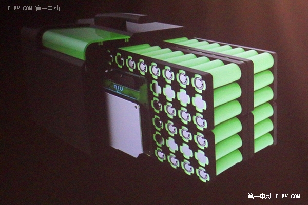 新能源車彎道超車的口號(hào)喊出了很久，前方仍然看得到特斯拉、寶馬、豐田等一眾國(guó)外友商，雖然不能說(shuō)我們?cè)诳嗫嘧汾s，但是在競(jìng)賽的一開(kāi)始我們就沒(méi)有什么看家法寶來(lái)打造企業(yè)的護(hù)城河，不像特斯拉有自己獨(dú)特的電池裝配工藝和電池管理技術(shù)，寶馬有多年的汽車設(shè)計(jì)和制造經(jīng)驗(yàn)，豐田除了電動(dòng)車還有氫燃料車，那么在以后的競(jìng)賽過(guò)程中，如果還沒(méi)能建立起獨(dú)特的優(yōu)勢(shì)，超車的可能性是越來(lái)越渺茫。 產(chǎn)品的優(yōu)勢(shì)建立有兩個(gè)基本方向，技術(shù)(性能)和價(jià)格。隨著制造的全球化，非資源類產(chǎn)品的價(jià)格即成本優(yōu)勢(shì)很容易被瓦解，更容易(相對(duì)來(lái)說(shuō))也更應(yīng)該努力的方向是發(fā)展技術(shù)優(yōu)勢(shì)，建立產(chǎn)品的獨(dú)特性。號(hào)召?gòu)摹爸袊?guó)制造”升級(jí)為“中國(guó)智造”也就是這個(gè)道理。回顧內(nèi)燃機(jī)車的發(fā)展歷史，各個(gè)品牌的小汽車都有著令我們印象深刻的特點(diǎn)表訴。沃爾沃----安全、奔馳----高貴大氣、寶馬----年輕驕傲、豐田----省油耐用、大眾----低調(diào)可靠。毫無(wú)疑問(wèn)，上述品牌在電動(dòng)車領(lǐng)域仍然會(huì)試圖延續(xù)他們的品牌特色，繼續(xù)借助已經(jīng)建立的優(yōu)勢(shì)。 幸運(yùn)的是，電動(dòng)汽車雖然也是汽車，但是畢竟和內(nèi)燃機(jī)車有很大不同。電動(dòng)汽車比內(nèi)燃機(jī)車出現(xiàn)要早，卻要到100多年后的今天才開(kāi)始漸熱就是因?yàn)檫@個(gè)很大的不同，那就是電動(dòng)汽車直到今天，才開(kāi)始進(jìn)入實(shí)用階段(相比內(nèi)燃機(jī)車)。在這個(gè)實(shí)用階段完全成熟之前，過(guò)去內(nèi)燃機(jī)時(shí)代品牌的影響力不能說(shuō)完全沒(méi)有，但是已經(jīng)被大大削弱了。想買電動(dòng)汽車的人，首先關(guān)心的是可靠性怎樣，續(xù)航里程多少，而不是象買內(nèi)燃機(jī)車，客戶是先有明確的品牌指向的。特斯拉，一個(gè)成立僅幾年的企業(yè)，能在電動(dòng)汽車領(lǐng)域異軍突起也說(shuō)明了這一點(diǎn)。電動(dòng)汽車的品牌，基本上要從零開(kāi)始建立。 那么，在電動(dòng)汽車這個(gè)產(chǎn)業(yè)里，哪些技術(shù)是適合我們重點(diǎn)發(fā)展呢？電動(dòng)汽車基本的是能量系統(tǒng)和運(yùn)動(dòng)系統(tǒng)，也就是電池、電機(jī)和電控。所謂實(shí)用和可靠，就是這幾方面組合的性能，配合基礎(chǔ)設(shè)施，能夠達(dá)到或基本達(dá)到內(nèi)燃機(jī)車的低性能。電機(jī)和電控因?yàn)樽园l(fā)明出來(lái)就一直在使用一直在改進(jìn)，經(jīng)過(guò)這么多年已經(jīng)很成熟了，性能再提高1%、2%需要付出很大的成本；電池基本上是材料科學(xué)，屬于基礎(chǔ)研究領(lǐng)域，中國(guó)企業(yè)在這方面優(yōu)勢(shì)不大，而且從實(shí)驗(yàn)室到商業(yè)化路途漫長(zhǎng)，顛覆式的創(chuàng)新無(wú)法期待。剩下的就只有應(yīng)用技術(shù)了，電動(dòng)汽車目前大的問(wèn)題是安全和續(xù)航里程問(wèn)題，都集中在電池這塊，不管是何種類型的鋰電池，成組串聯(lián)使用都會(huì)帶來(lái)巨大問(wèn)題，2015年以來(lái)各地的電動(dòng)公交大巴起火爆炸就是一個(gè)例證，以后的幾年這類事故將是高發(fā)期，因?yàn)殡姵厥褂昧藥啄甓鴽](méi)有得到很好的維護(hù)，危險(xiǎn)概率逐日升高。這個(gè)問(wèn)題目前解決的關(guān)鍵就是BMS(電池管理系統(tǒng))，特斯拉也是因?yàn)楠?dú)特的BMS而越過(guò)了實(shí)用這個(gè)門檻。 中國(guó)電動(dòng)汽車要彎道超車 BMS必須攻克 BMS，電池管理系統(tǒng)，是一個(gè)本世紀(jì)才誕生的新產(chǎn)品。因?yàn)殡娀瘜W(xué)反應(yīng)的難以控制和材料在這個(gè)過(guò)程中性能變化的難以捉摸，所以才需要這么一個(gè)管家來(lái)時(shí)刻監(jiān)督調(diào)整限制電池組的行為，以保障使用安全。觀察現(xiàn)在的BMS，難說(shuō)哪家的產(chǎn)品已經(jīng)馴服了鋰電池組，包括特斯拉(表現(xiàn)稍好，但是繁復(fù)的接線和高成本的工藝都應(yīng)該還有優(yōu)化的空間)?？梢哉f(shuō)，在BMS面前，中國(guó)企業(yè)和國(guó)外企業(yè)是站在同一起跑線上。尤其是中國(guó)，有著電動(dòng)汽車的大市場(chǎng)，這是一個(gè)天然的優(yōu)勢(shì)。得BMS者得先機(jī)，BMS成熟之日，就是電動(dòng)汽車市場(chǎng)疾馳之時(shí)。 中國(guó)電動(dòng)汽車想要彎道超車，BMS必須攻克。